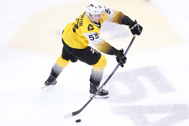 Данил Аймурзин. Хоккеист Данил Аймурзин