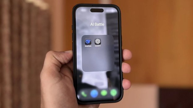 Иконки DeepSeek и ChatGPT.