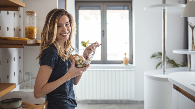 Девушка ест