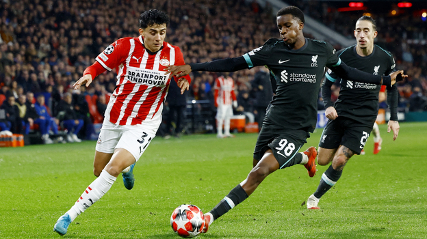 «Ливерпуль» в гостях уступил ПСВ (2:3).