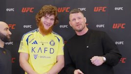 «А ты тоже врезаешься в столбы?!» Шара Буллет и Майкл Биспинг встретились и подробно обсудили общую проблему со зрением