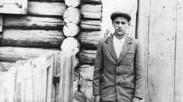 Александр Тихонов у родного дома. Четырехкратный олимпийский чемпион Александр Тихонов у родного дома. 1960 год