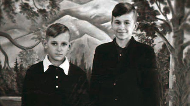 Ученик 4-го класса Уйской школы Саша Тихонов и его друг Валера Фомин. Четырехкратный олимпийский чемпион Александр Тихонов и его друг Валерий Фомин в школе