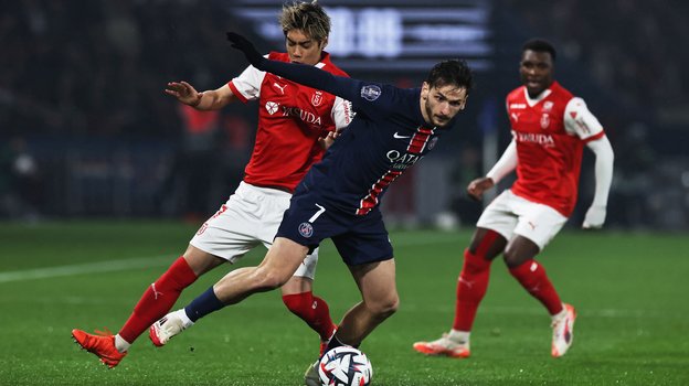 Полузащитник «ПСЖ» Хвича Кварацхелия (в центре) в матче против «Реймса».