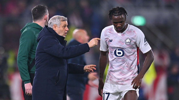 Главный тренер «Лилля» Бруно Женезио и полузащитник Нгалайель Мукау.