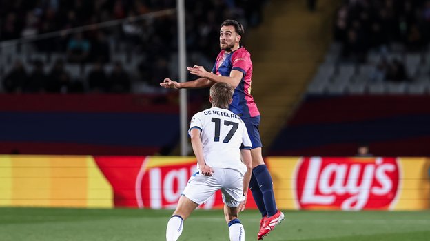 Полузащитник «Аталанты» Шарль Де Кетеларе играет против защитника «Барселоны» Эрика Гарсии.