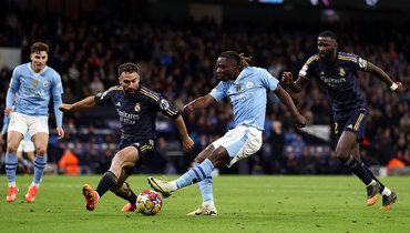 Жереми Доку (справа) против Даниэля Карвахаля в матче «Реал» и «Манчестер Сити».