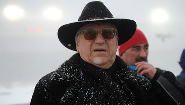 Тихонов: «Вернулись в купе, легли спать. А в три часа ночи крик: «Помогите! Убивают!» Открываю дверь — ползет окровавленная женщина»