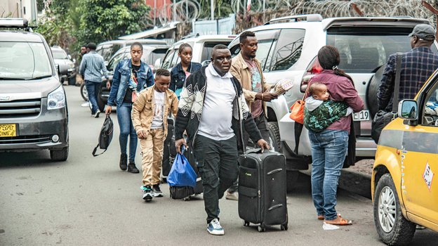 Местные жители региона Гома покидают свои дома.
