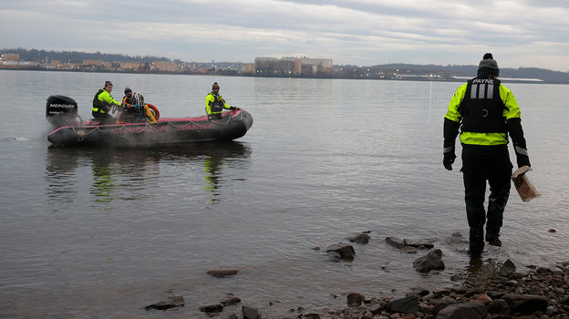 Поисковая группа на месте крушения пассажирского самолета в Вашингтоне.