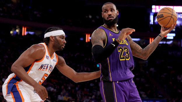 Баскетболисты Прешес Ачиува и Леброн Джеймс