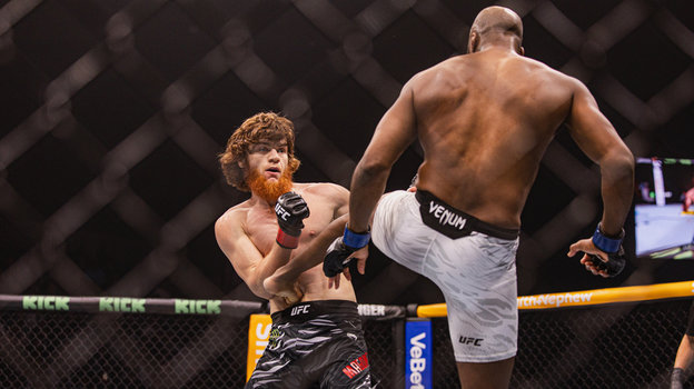 Шарабутдин Магомедов в бою против Майкла Пэйджа.