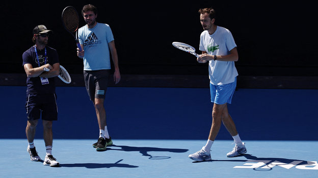 Жиль Симон и Даниил Медведев. Тренер Жиль Симон и теннисист Даниил Медведев на тренировке