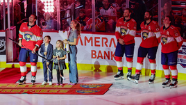 Защитник «Флориды» Дмитрий Куликов (слева) с семьей на церемонии в честь 1000-го матча. 2 февраля. Санрайз.