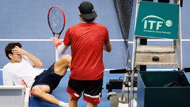 Теннисист Зизу Бергс ударил Кристиана Гарина