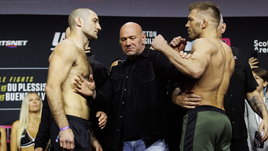 Бойцы UFC Шон Стрикленд и Дрикус дю Плесси и глава UFC Дана Уайт на дуэли взглядов