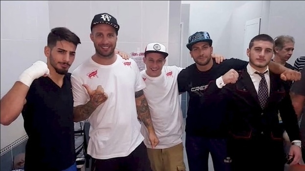 Александр Топурия (справа, в костюме) на финале чемпионата Испании по ММА.