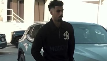 Игрок «Аль-Насра» Ладжами приехал на матч азиатской Лиги чемпионов в толстовке «Динамо»