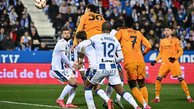 Гонсало Гарсия забивает победный мяч.