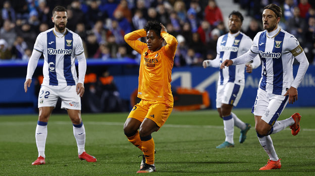 Эндрик (в центре).