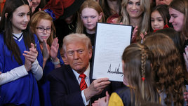 «Война с женским спортом завершена». Что значит указ Трампа об изгнании трансгендеров со стадионов?