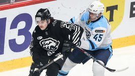 Хоккеисты Логан Дэй и Валентин Пьянов в матче КХЛ «Трактор» — «Сибирь» (3:4). 21 января.