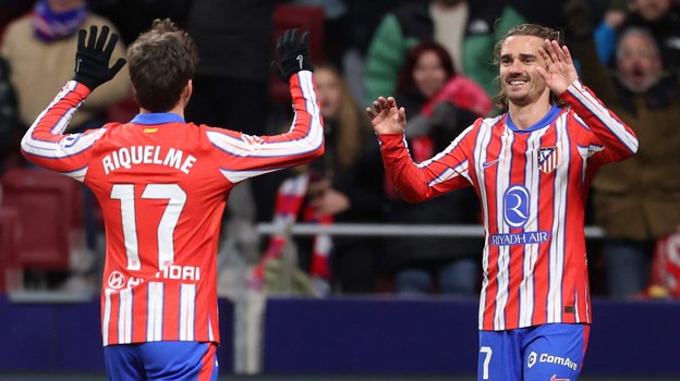 Футболисты Родриго Рикельме и Антуан Гризманн празднуют гол в матче «Атлетико» — «Мальорка» (2:0). 1 февраля. Мадрид.