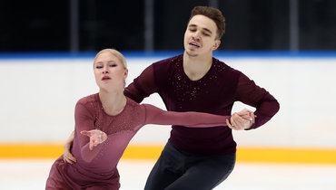 Фигуристы Анастасия Мухортова и Дмитрий Евгеньев