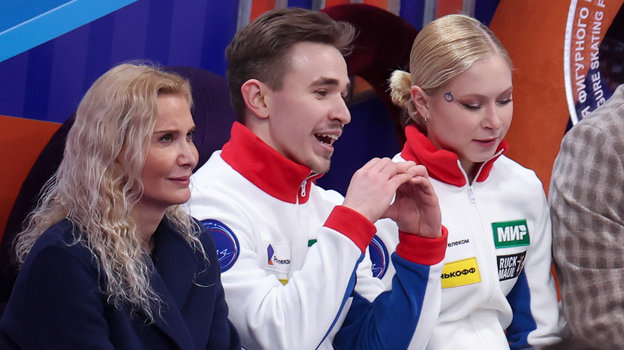 Этери Тутберидзе, Дмитрий Евгеньев и Анастасия Мухортова. Этери Тутберидзе, фигуристы Дмитрий Евгеньев и Анастасия Мухортова.