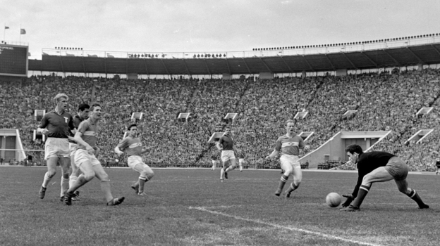 Галимзян Хусаинов (четвертый слева) в матче «Торпедо» — «Спартак».