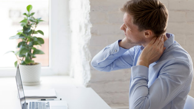 Мужчина разминает шею