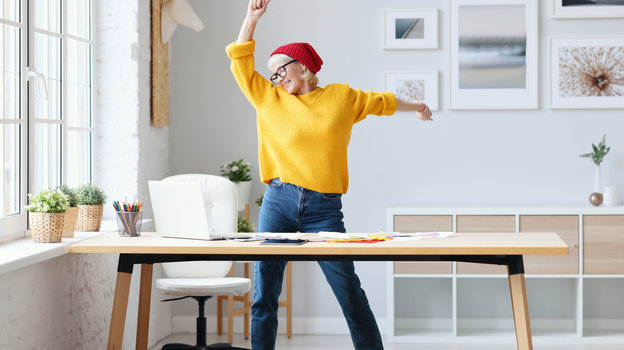 Девушка танцует дома