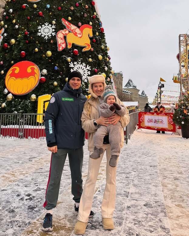 Антон Смольский и Динара Алимбекова с сыном.