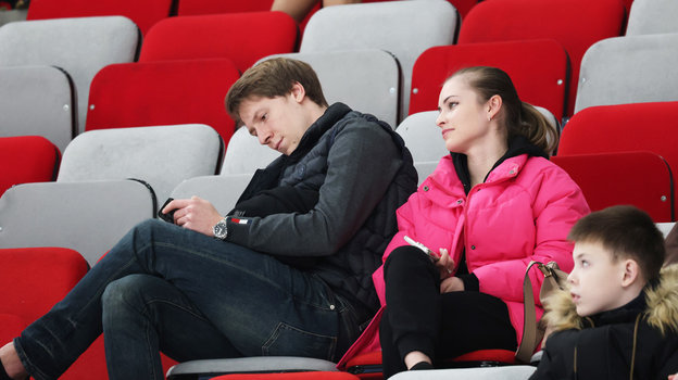 Дмитрий Михайлов и Юлия Липницкая на трибунах в Саранске. Фигуристы Дмитрий Михайлов и Юлия Липницкая на трибунах в Саранске