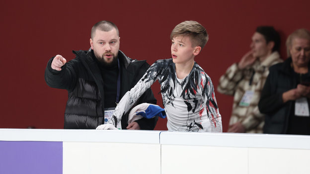 Лев Лазарев (справа) и его тренер Сергей Давыдов. Фигурист Лев Лазарев и его тренер Сергей Давыдов