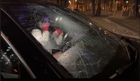 Елизавете Нугумановой разбили лобовое стекло машины.