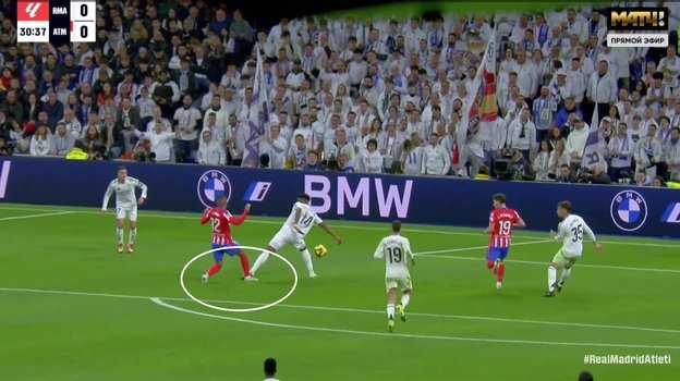 Футболист «Реала» Орельен Тшуамени наступает на ногу игроку «Атлетико» Самуэлу Лино.