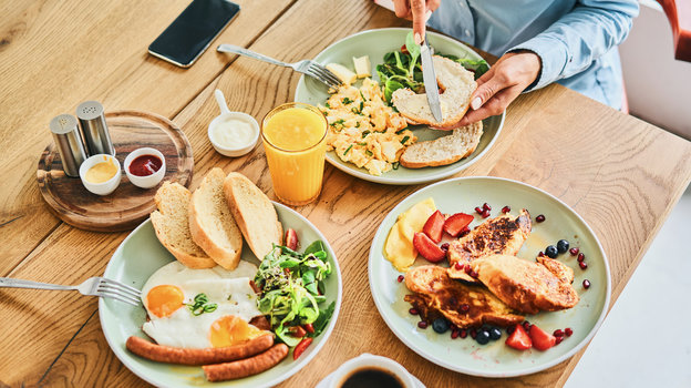 Пара завтракает