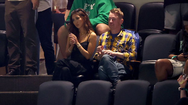 Актер Маколей Калкин с женой на Супербоуле-2025