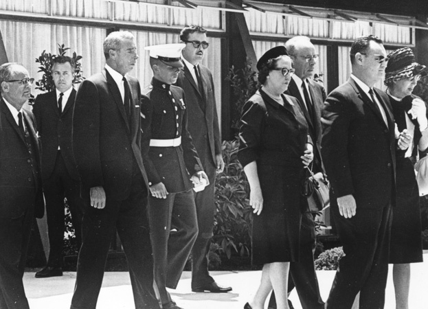 Джо Ди Маджо (третий слева) на похоронах Мэрилин Монро. Бейсболист Джо Ди Маджо (третий слева) на похоронах Мэрилин Монро.