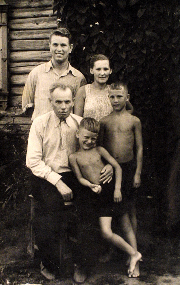 Юрий Севидов (справа) с матерью, отцом, дедушкой и братом. Юрий Севидов (справа) с матерью, отцом, дедушкой и братом