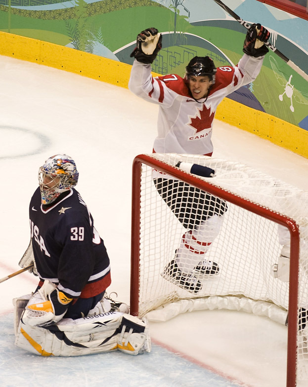 Сидни Кросби (справа) празднует шайбу в ворота Райана Миллера. Хоккеист Сидни Кросби празднует шайбу в ворота Райана Миллера в матче США — Канада (2:3 ОТ). 28 февраля 2010 года.
