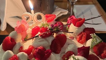 Медведев показал торт, подаренный ему на 29-летие