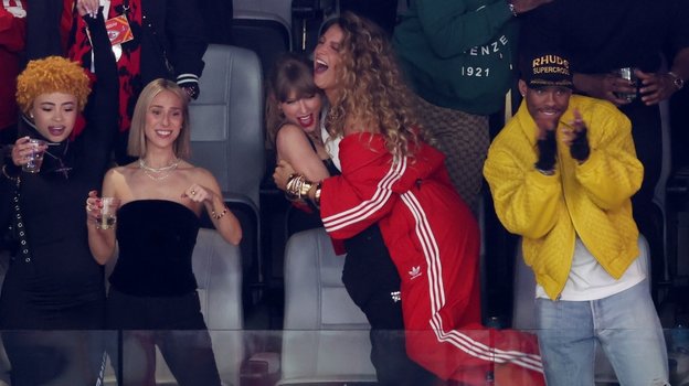 Тейлор Свифт и Блейк Лайвли (в центре) на Суперкубке в 2024 году. Лайвли и Свифт