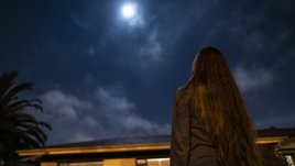 Девушка смотрит на небо