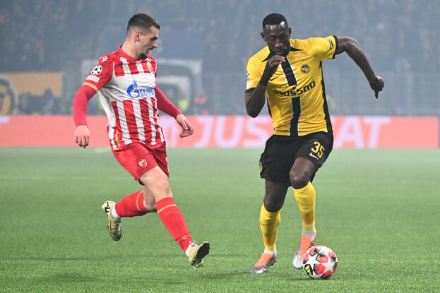 Огнен Мимович (слева) в матче «Црвены Звезды» с «Янг Бойз» в Лиге чемпионов.