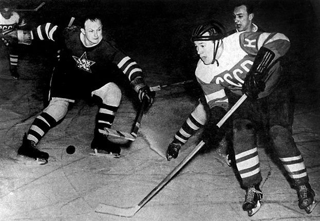 Всеволод Бобров (справа) в матче СССР — ЧССР (5:2). 1954 год.