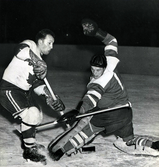 Вратарь сборной СССР Николай Пучков в матче против Канады.