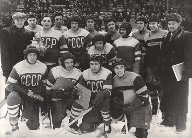 Подготовка к чемпионату мира 1954 года. Игра между первой и второй хоккейными сборными Советского Союза.