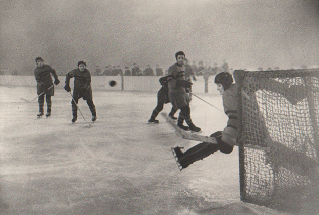 Иван Трегубов, Виктор Шувалов, Павел Жибуртович, вратарь — Николай Пучков. 1951-1952 годы.